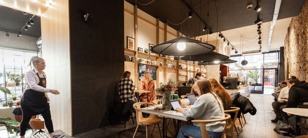 Een druk café.