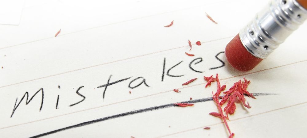 Een gum wist het woord 'Mistakes' uit.