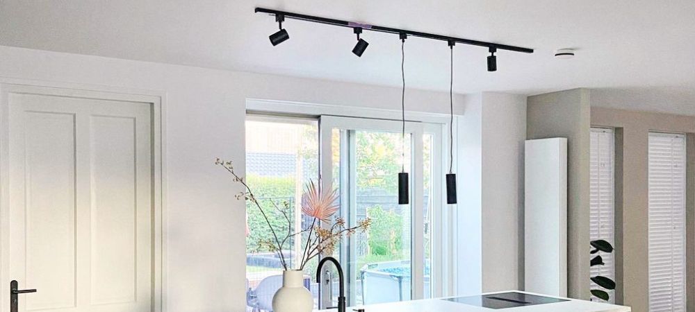 Een leuke, warme keuken met railverlichting.