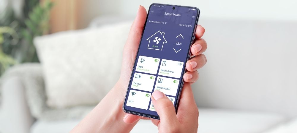Een telefoon met een smart home-app.