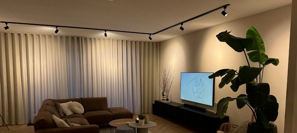 Railverlichting in een woonkamer.