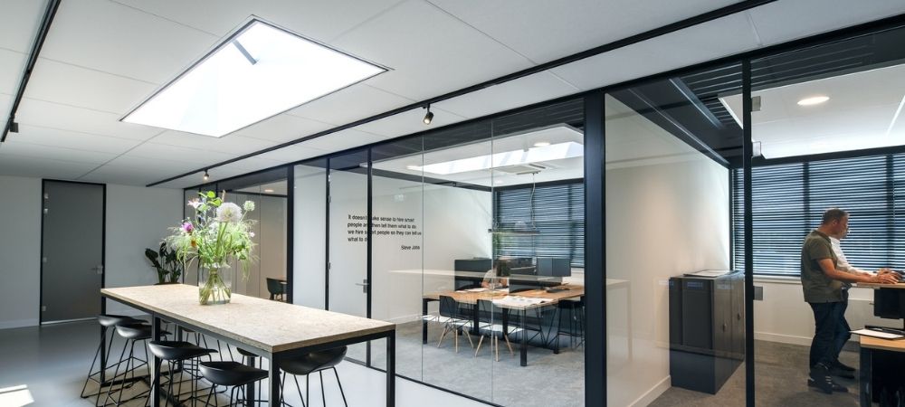 Een modern kantoor met railverlichting.