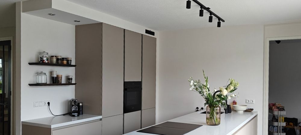 Railverlichting in de keuken.