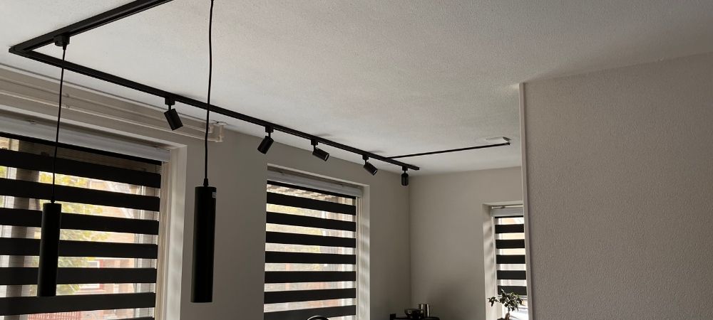 Hanglampen en rail spots in de keuken.