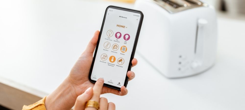 Een telefoon met een smart home-app.