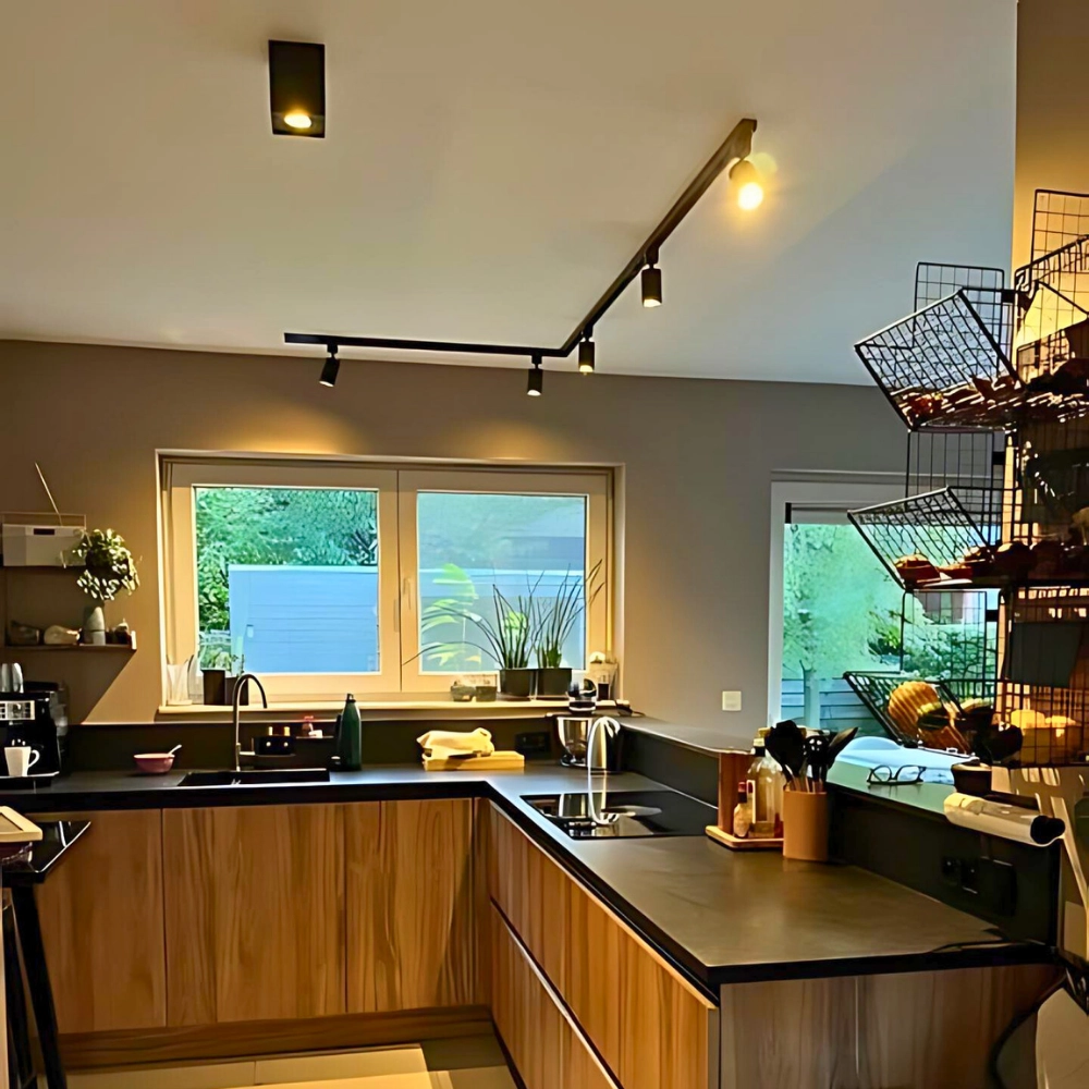 Zwarte railverlichting met verstelbare spots in moderne keuken