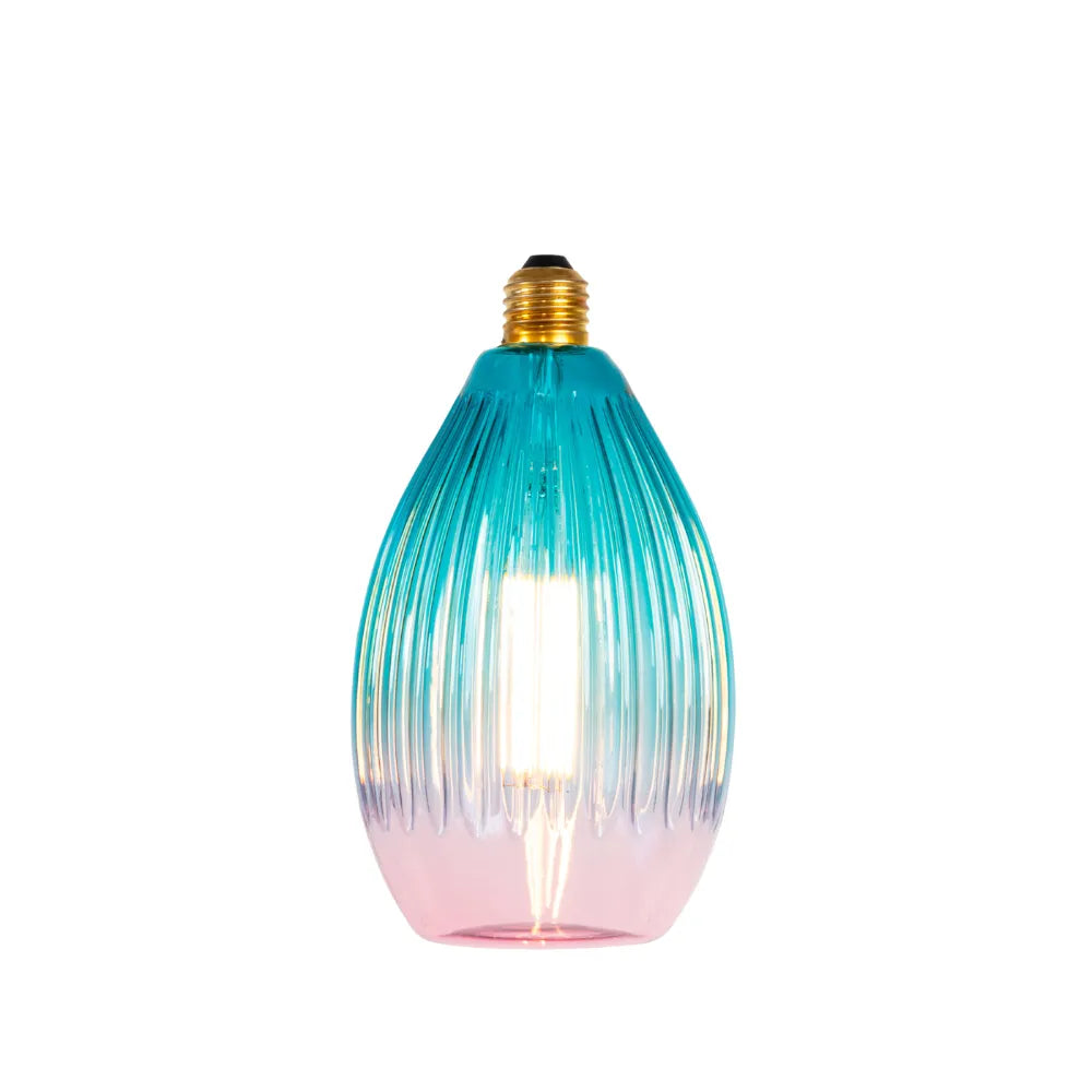 Turquoise glazen hanglamp met goudkleurige fitting en zichtbaar langwerpig filament
