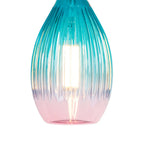 Close-up teal glazen hanglamp in druppelvorm met lichtgevende gloeidraad