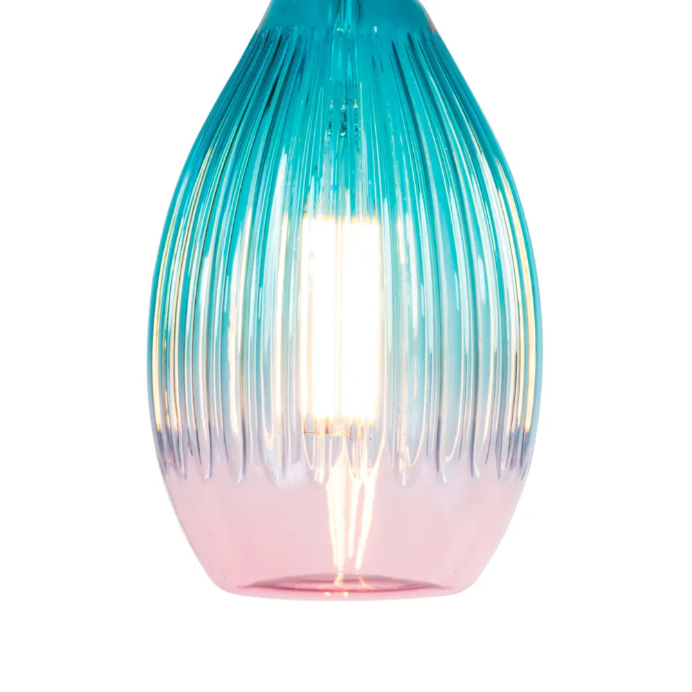 Close-up teal glazen hanglamp in druppelvorm met lichtgevende gloeidraad