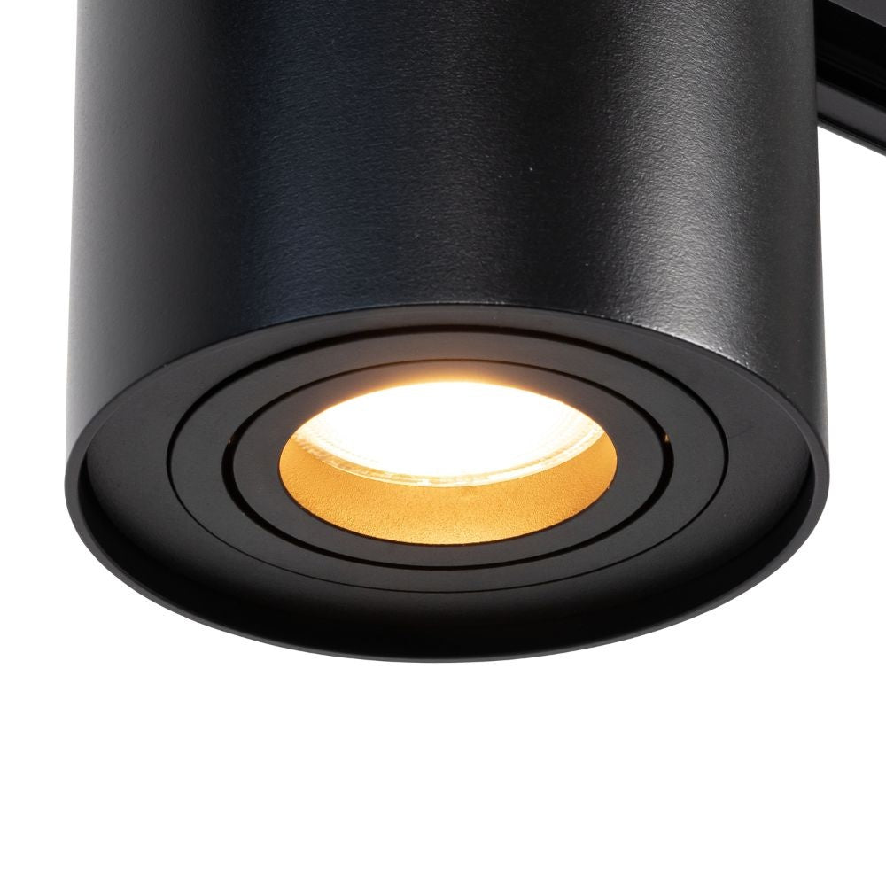 Zwarte inbouwspot met ronde afdekring en warmkleurig lichtvenster
