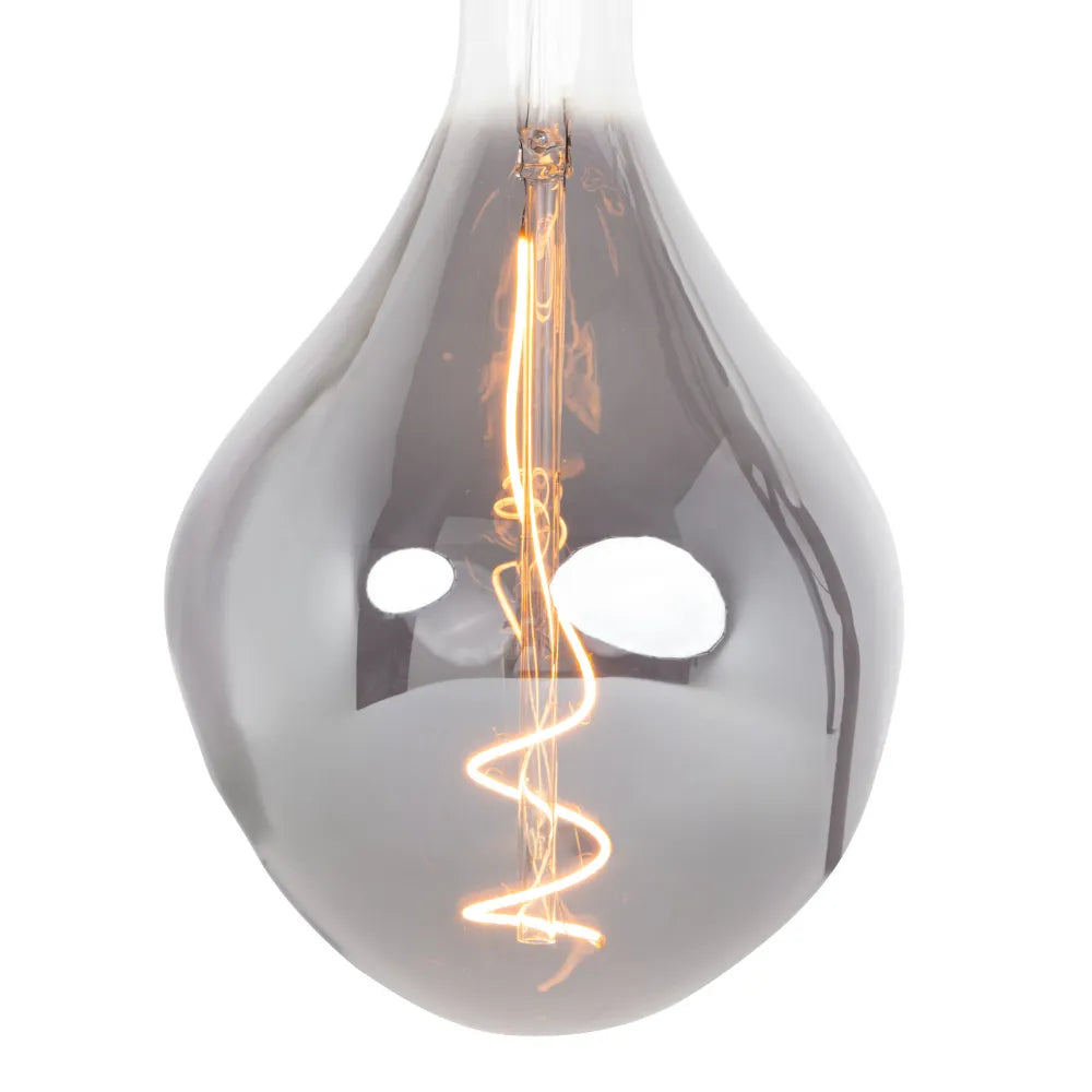 Hanglamp met rookglazen druppelbol en zichtbaar gloeidraad, warm licht door de lamp