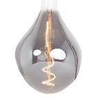 Hanglamp met rookglazen druppelbol en zichtbaar gloeidraad, warm licht door de lamp