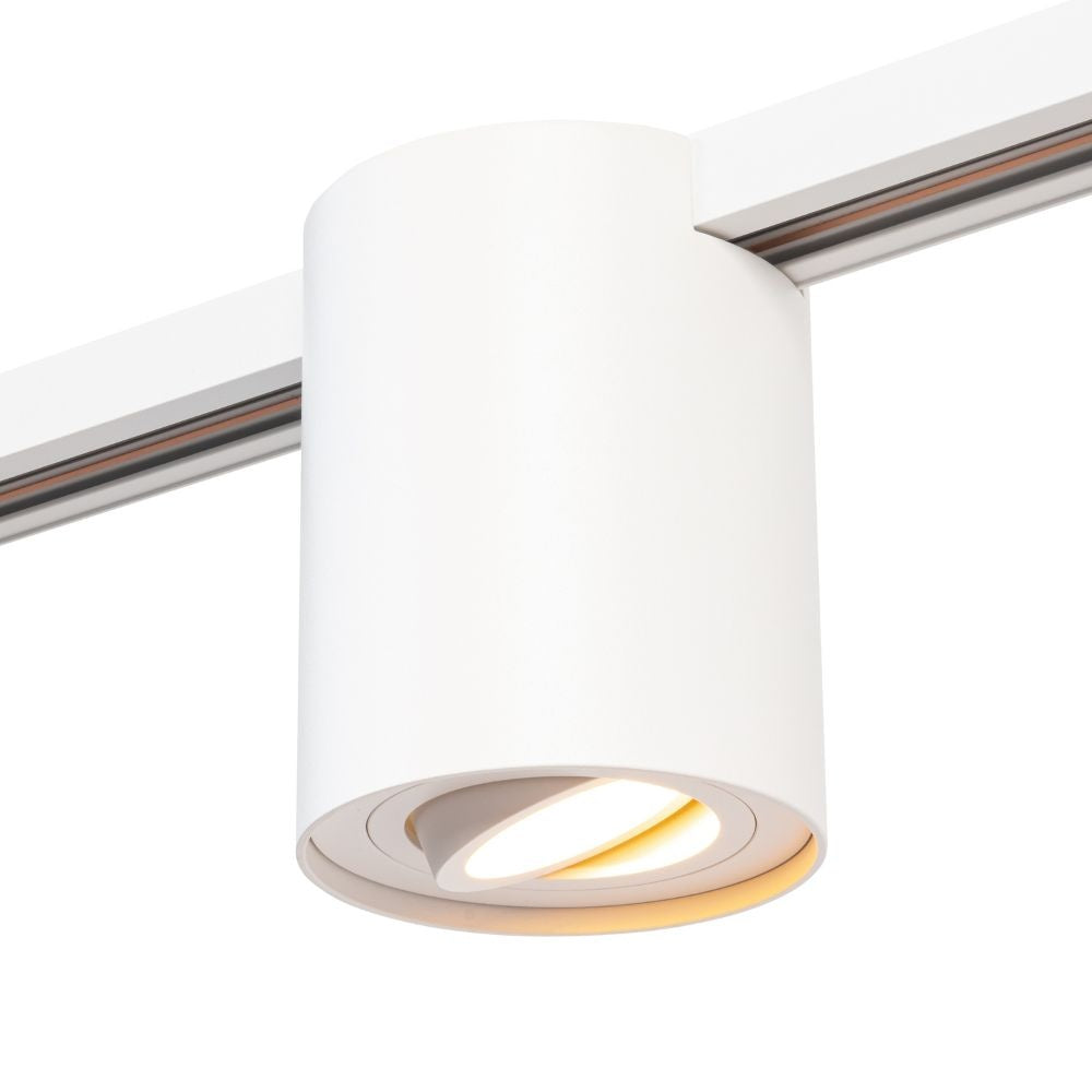 Witte kantelbare spotbehuizing op plafondrail met GU10 opening en warm licht