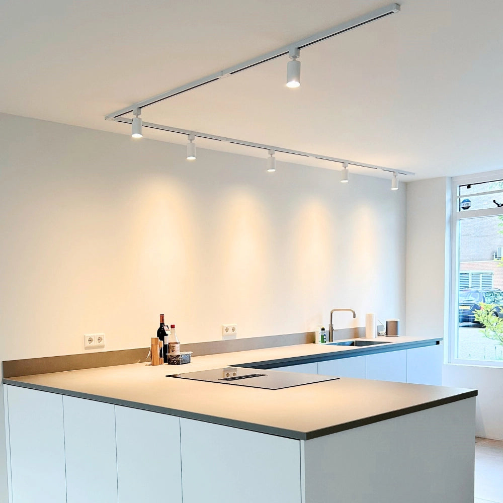 Witte L-vormige railspot met meerdere GU10 spots aan het plafond