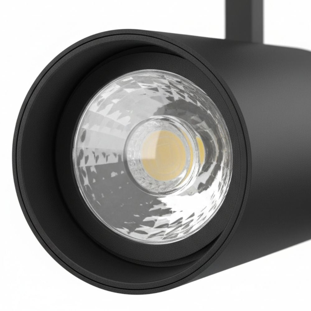 Zwarte railspot met grote glazen LED-lens en zichtbare reflector in de spotkop.