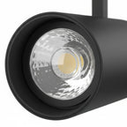 Zwarte railspot met grote glazen LED-lens en zichtbare reflector in de spotkop.
