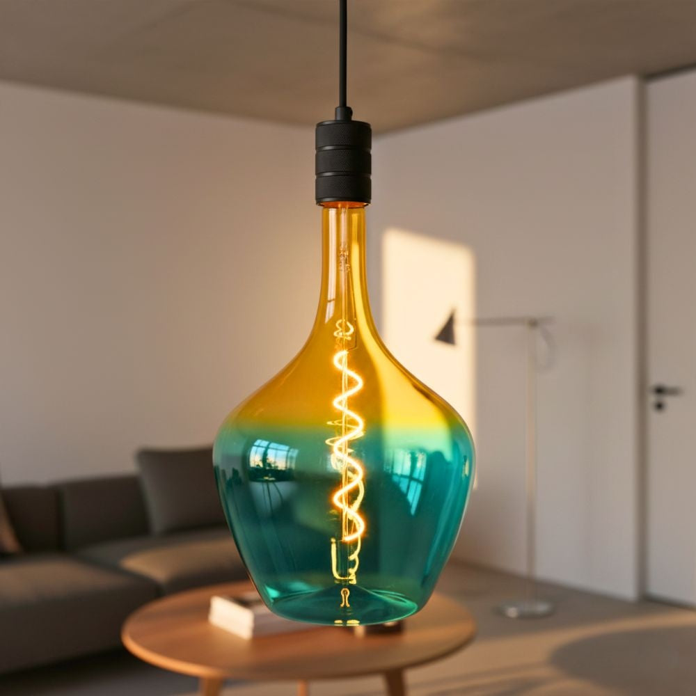 Glazen hanglamp druppelvorm, geel boven en blauw onder, met brandende E27 gloeidraad.
