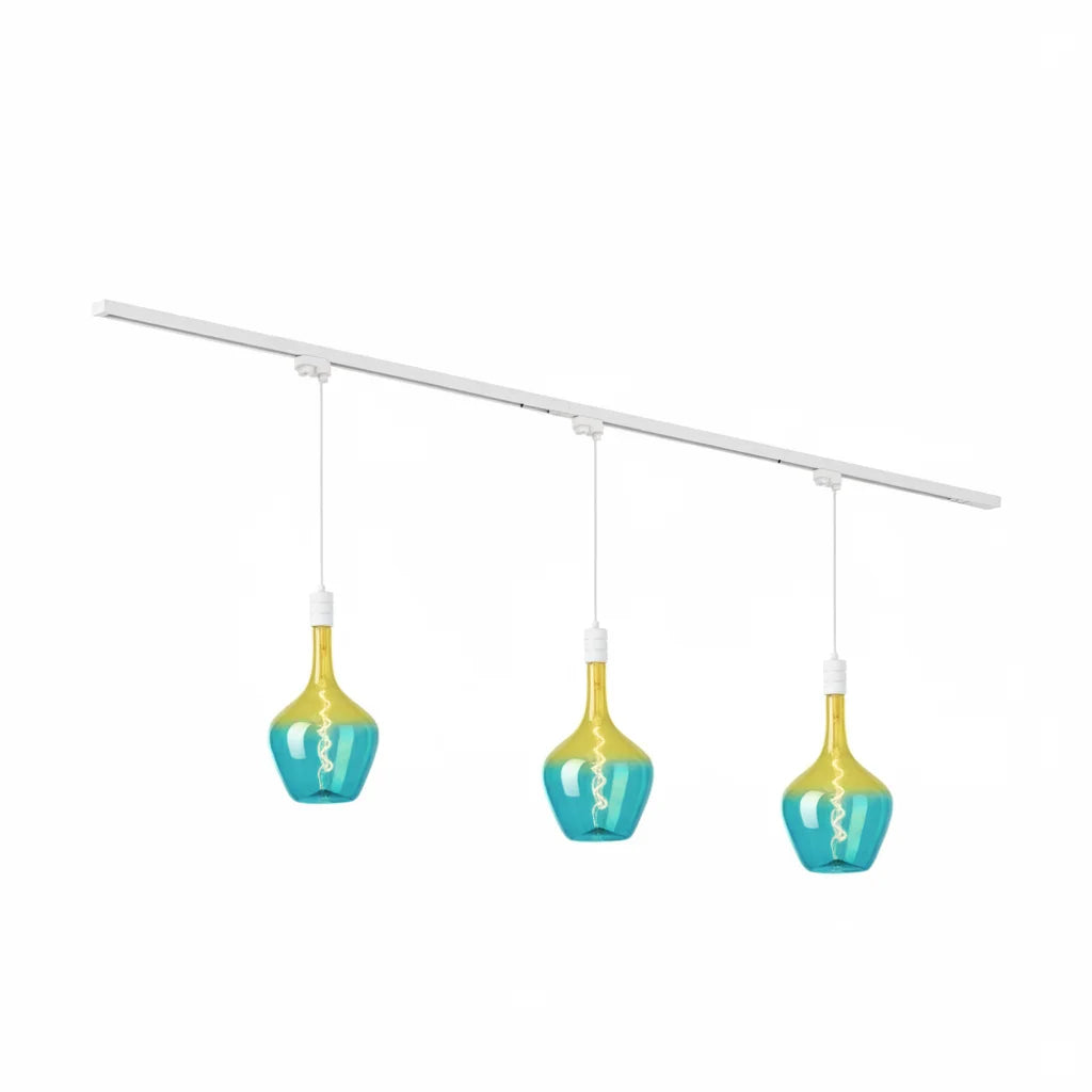 Hanglampset met drie hanglampen op wit plafondrail, amber en teal glazen kappen.