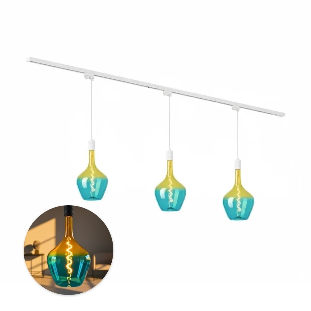Hanglampset met drie hanglampen: amber en teal glas, zichtbare gloeidraad, wit rail.
