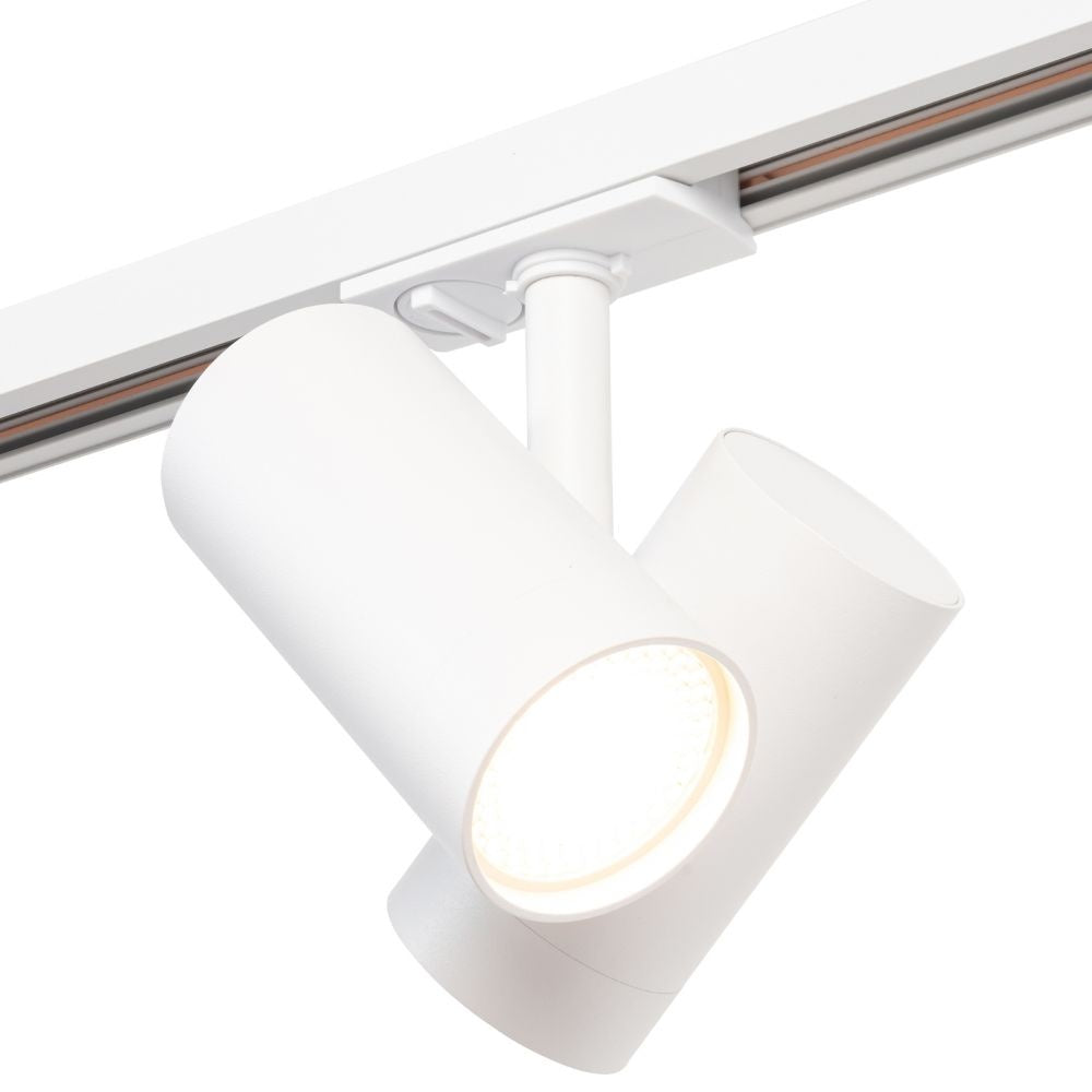 Witte kantelbare railspot met brede kap en warmgekleurde lichtbundel
