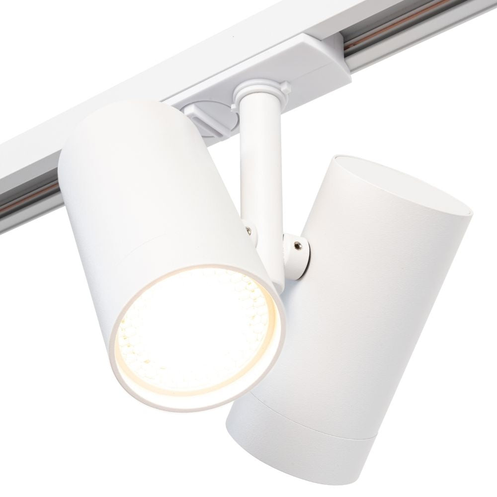 Witte spot met ronde lichtkop en brede kap, gemonteerd op railverlichting