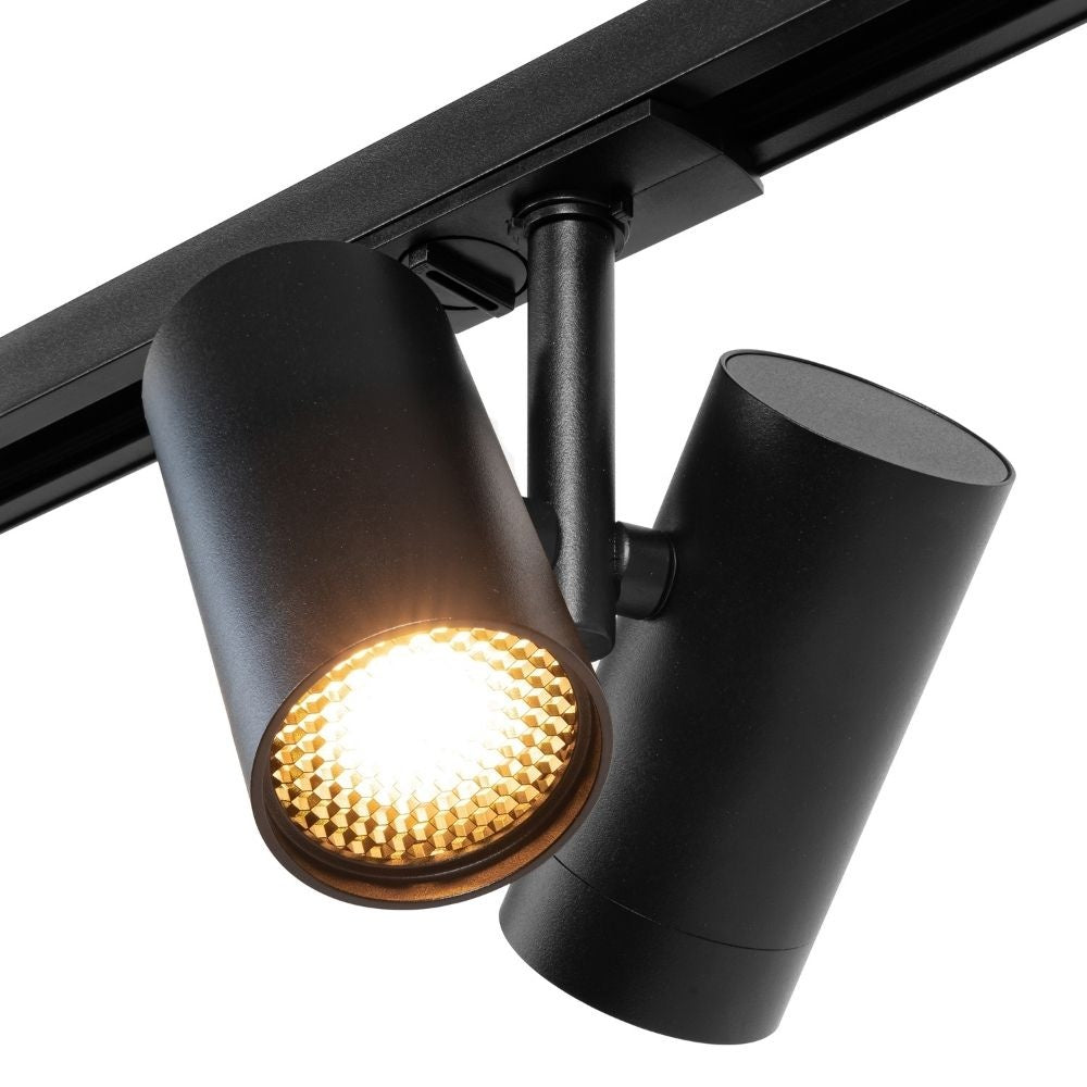 Zwarte spot op rail met GU10-ledgloed en uitwaaierende reflectorkap