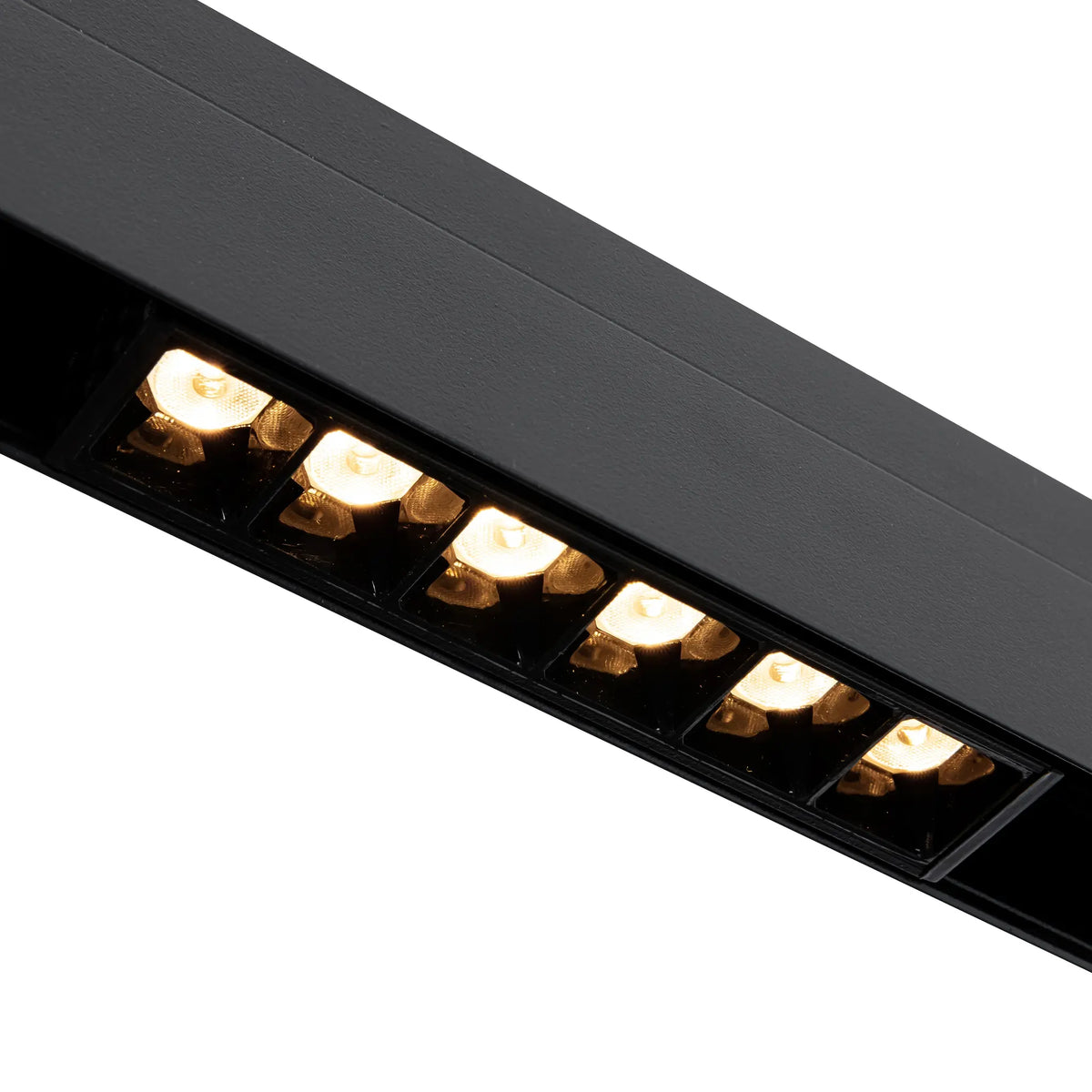 Zwart lineair railarmatuur met 6 brandende LED-spots in open behuizing