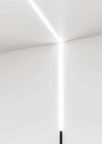 Zwarte plafond-wand binnenhoek met lineaire LED-rail in hoek