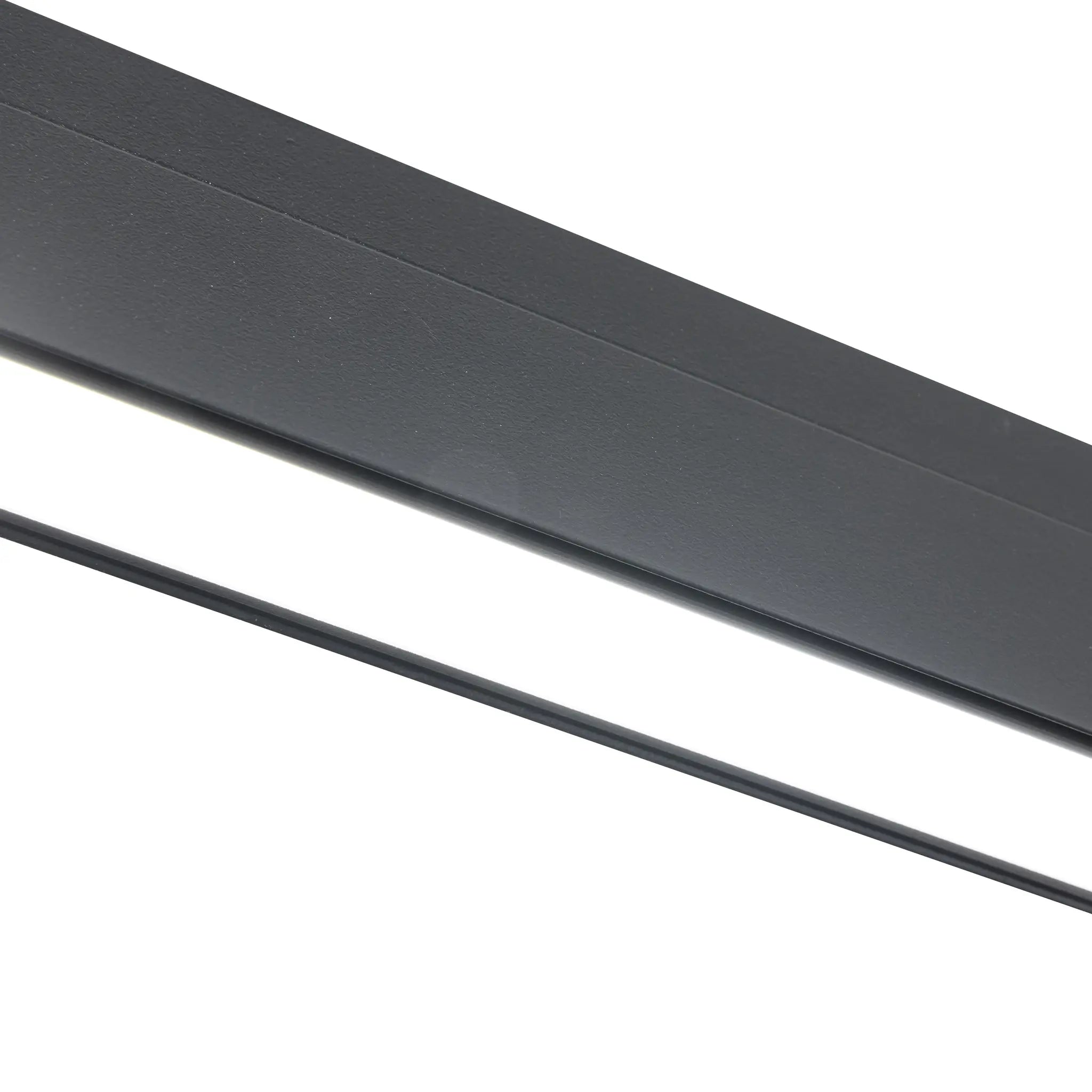 Zwarte lineaire LED-railverlichting, close-up van matte behuizing en lichtdiffuser