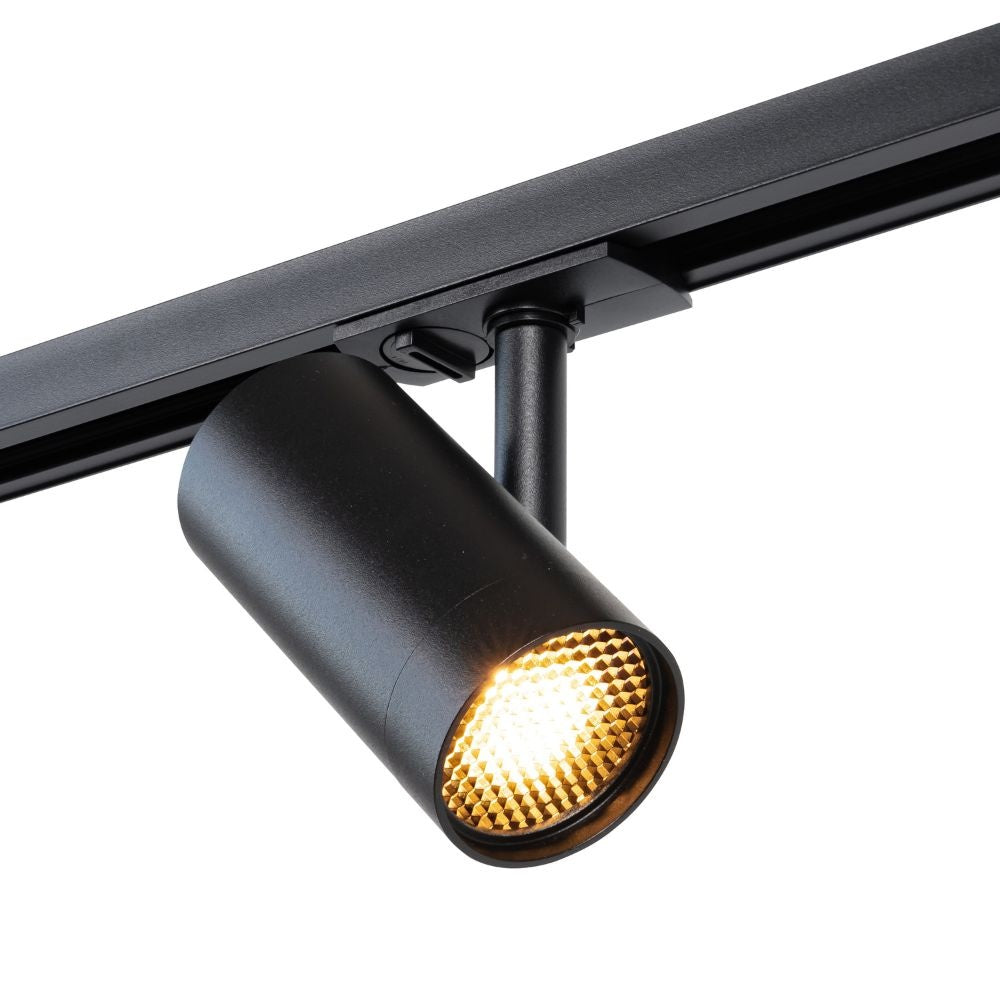 Zwarte GU10-spot op rail, met warm gekleurd lichtreflecterend gaas binnenin