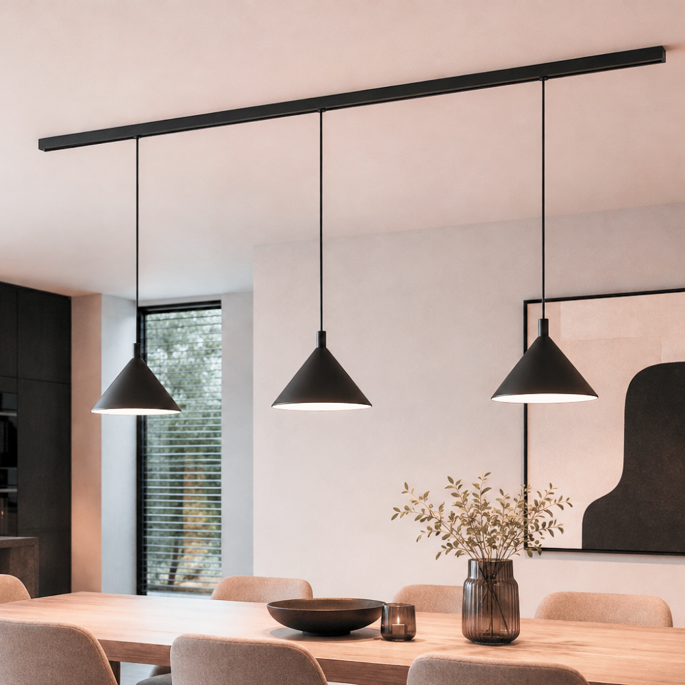 Zwarte conische hanglamp met kap; drie exemplaren aan rail boven tafel
