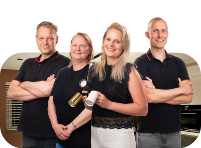 Het team van Qub. Er staat vier mensen op een rij: 2 mannen en 2 vrouwen. De derde vrouw heeft railverlichting vast. Ze lachen allemaal vriendelijk naar de camera.