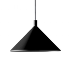 Zwarte conische hanglampkap met smalle ophanging en kabel, close-up