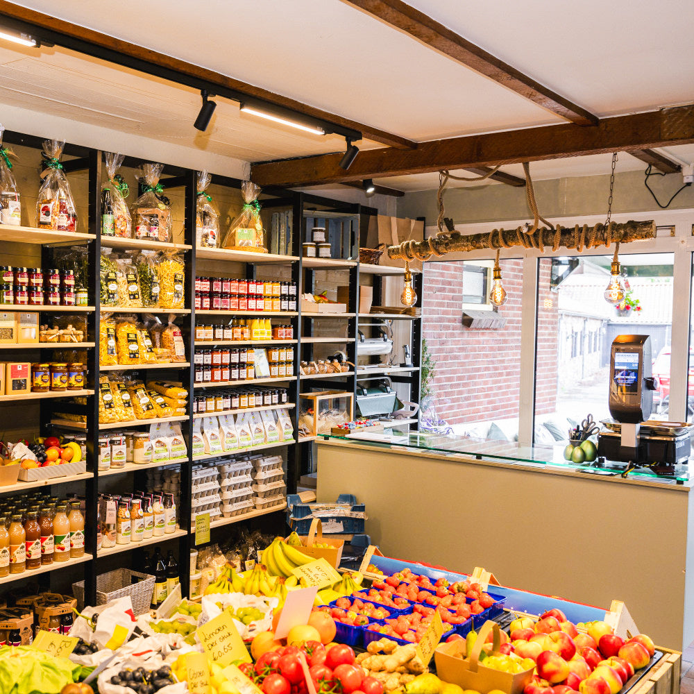 Zwarte LED-spots op 3-fase rail boven etalage en winkelrek