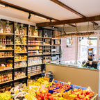 Zwarte LED-spots op 3-fase rail boven etalage en winkelrek